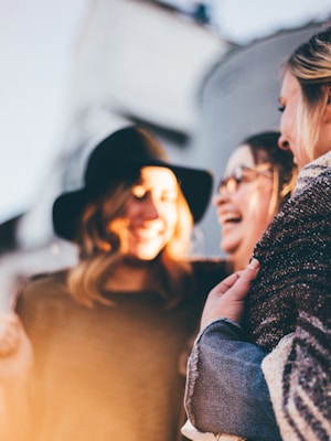 Ľudia sa smejú vonku