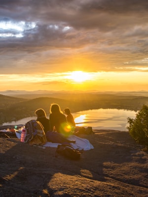 Skupina pri západe slnka